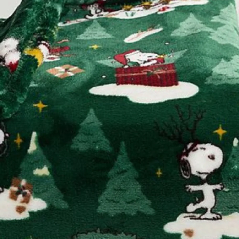 NWT Peanuts Snoopy Christmas Plush Throw Blanket
